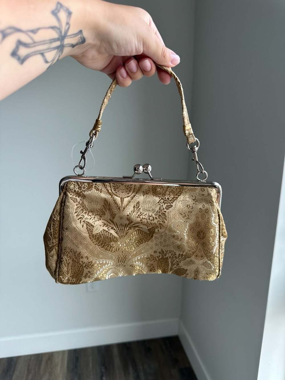 Jaclyn Smith Gold Brocade Metallic Kiss Lock Clutch NWOT